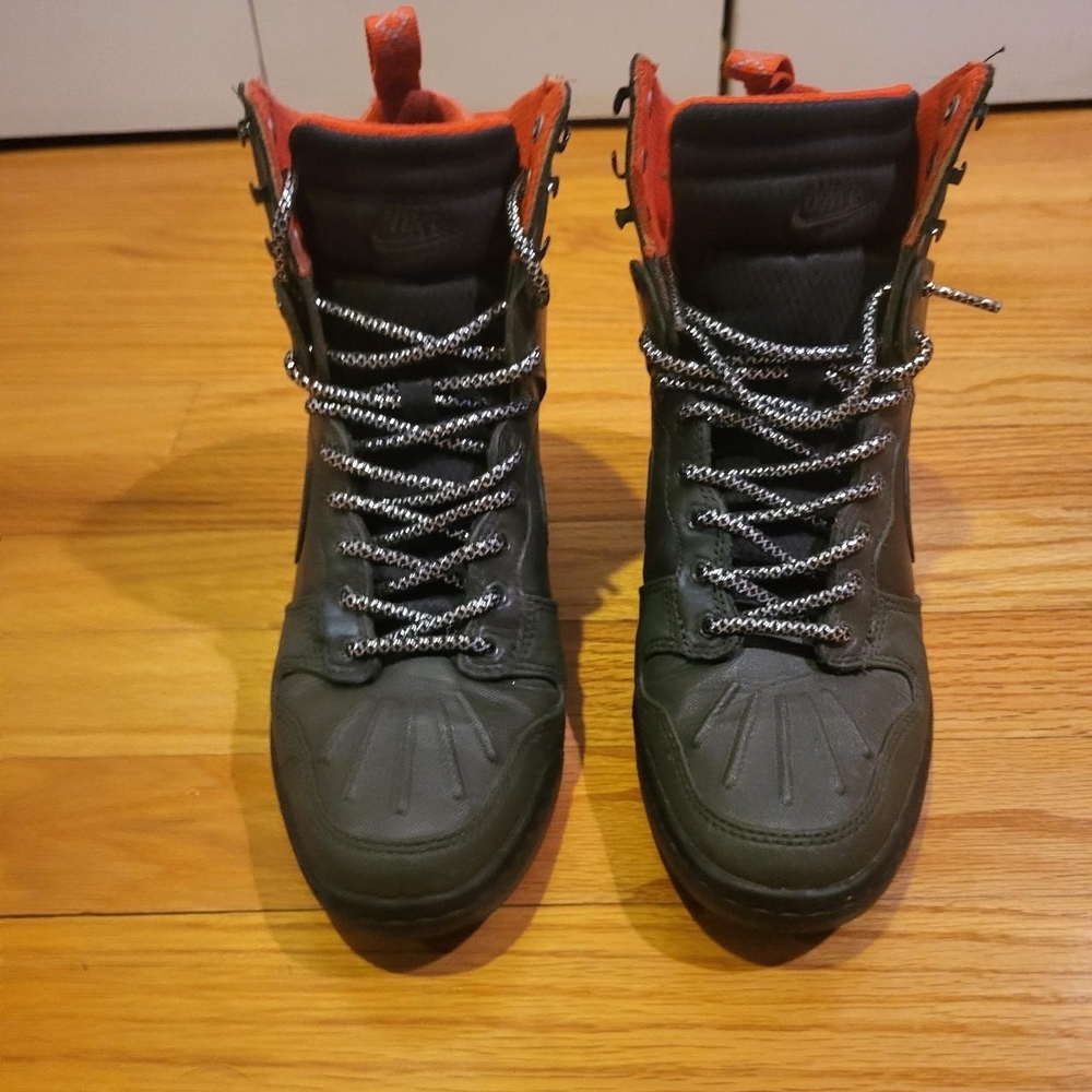 Nike Men's Black and Red High-Top Sneakers